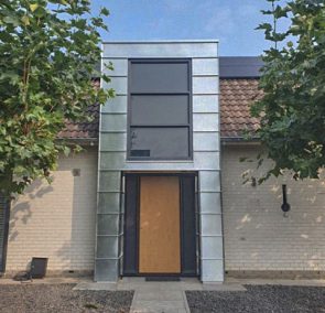 Renovatie het bouwen van een Risaliet dakkapel